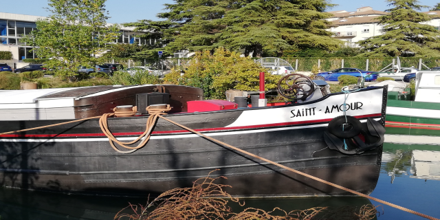 Le Sud: boats and cemeteries