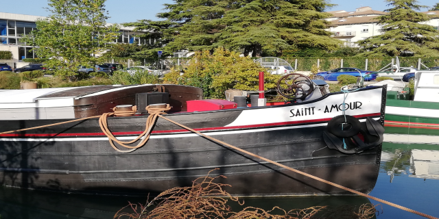 Le Sud: boats and cemeteries Le Sud: boats and cemeteries
